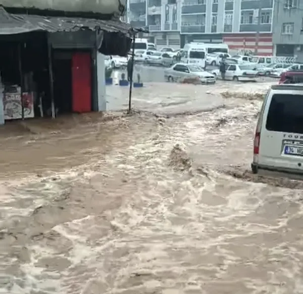 meteoroloji-uyarmisti-sanliurfada-siddetli-sel-hayati-felc-etti-1774189876156.jpg