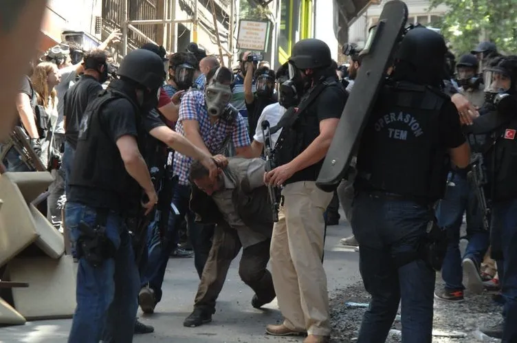 Taksim’de silahlı göstericinin yakalanma anı