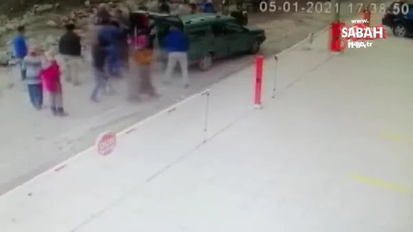 İzmir'de hurdacıların taşlı sopalı demir kapma savaşı kamerada | Video