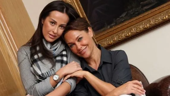 Hülya Avşar’dan uzun süre sonra kız kardeşiyle yepyeni poz! Helin Avşar’ın yüzündeki değişim dikkat çekti!