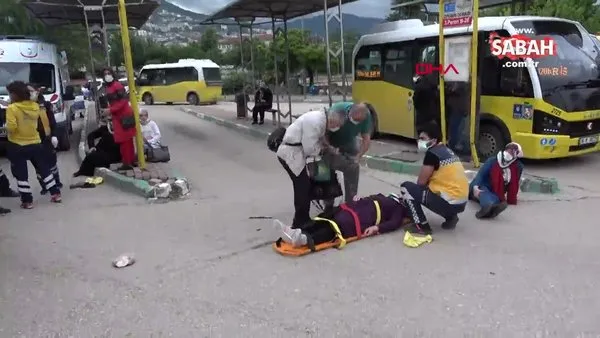 Bursa'da otomobil, otobüs durağına daldı: 5 yaralı! Olay yerinden ilk görüntüler...