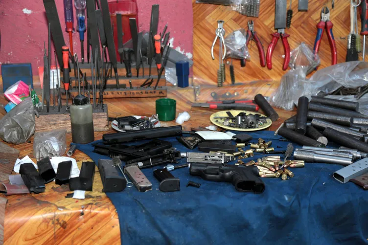 Pendik'te silah imalathanesine baskın