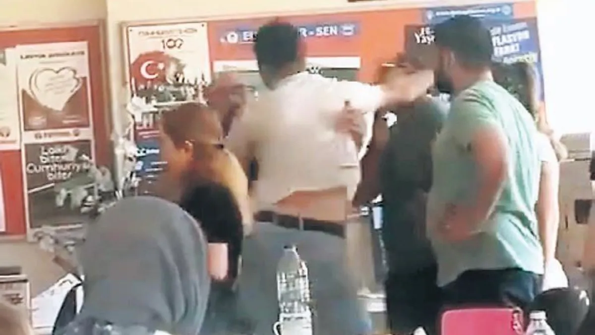 Kız kardeşi sınıfta kalınca okulu bastı Kız kardeşi sınıfta kalınca okulu bastı