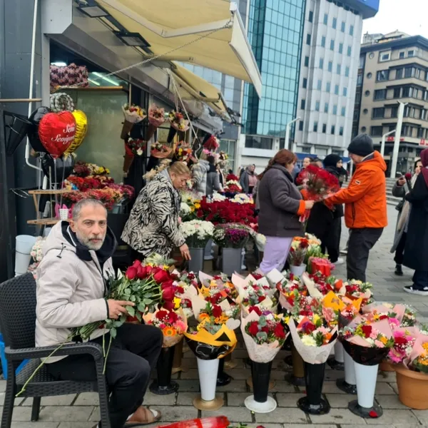 sevgililer-gununde-cicekcilerde-yogunluk-olustu-1739542042619.jpg