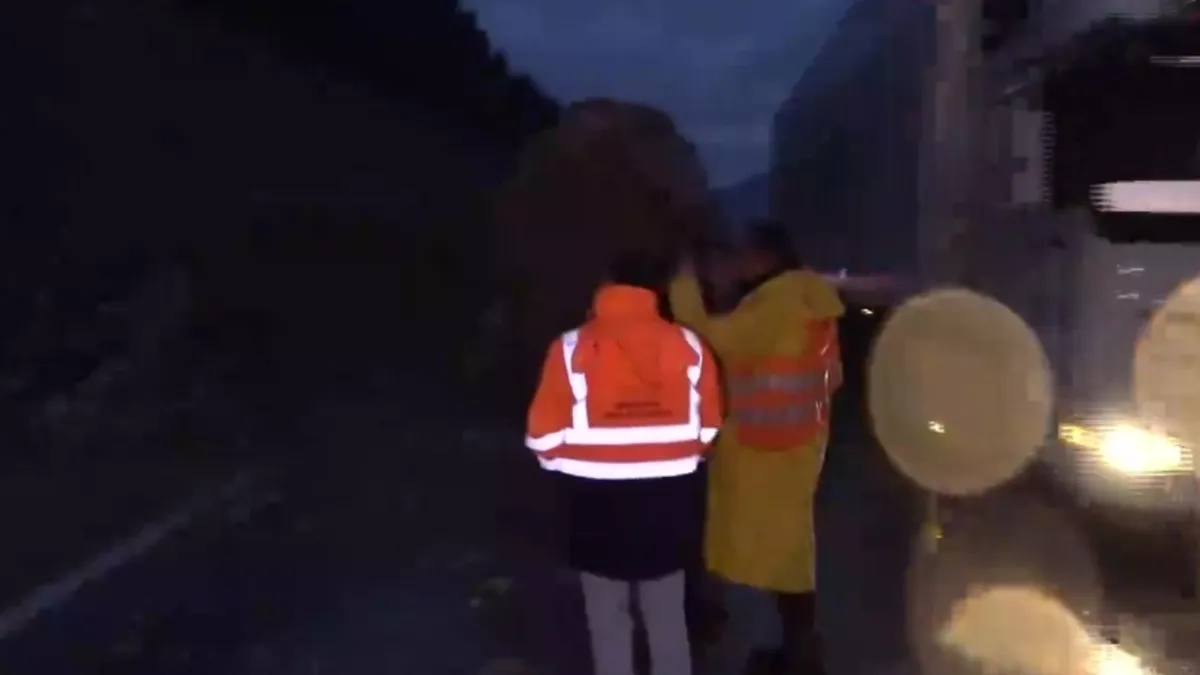 Amasya'da dağdan kopan dev kayalar yola düştü