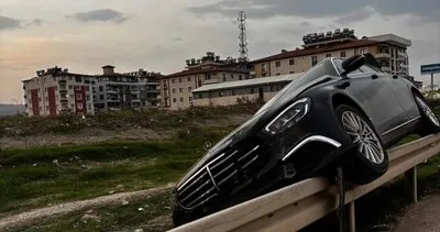 Böyle kaza görülmedi! Araç asılı kaldı 