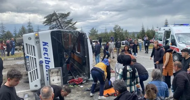 Isparta-Afyonkarahisar karayolunda yolcu midibüsü devrildi