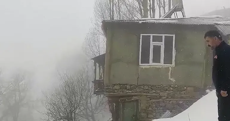 Çatak’ta toprak kayması: 2 katlı ev hasar gördü