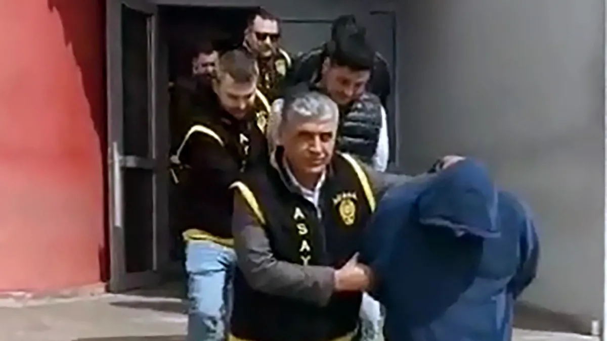 Adana’da dolandırıcılardan akılalmaz vurgun! Bilezik, çeyrek altın, yarım altın… Ne varsa toplayıp kaçtılar!