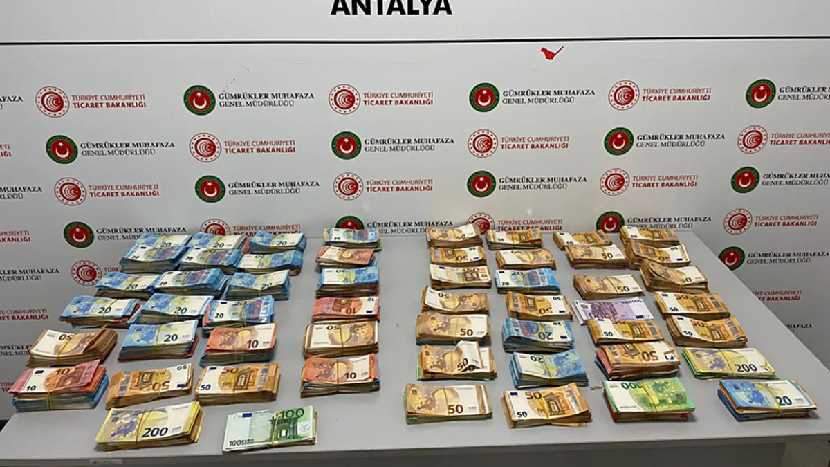 Antalya Havalimanı’nda kaçakçılık operasyonu: Kaçak dövizleri bebek bezlerine gizlemişler! Antalya Havalimanı’nda kaçakçılık operasyonu: Kaçak dövizleri bebek bezlerine gizlemişler!