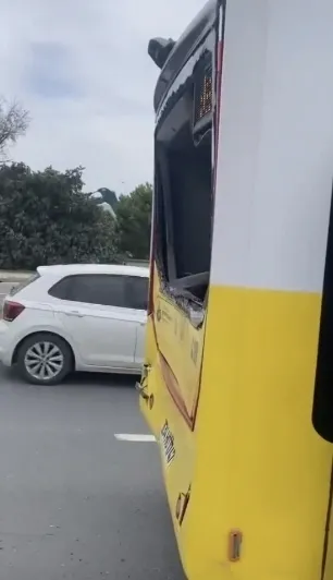 son-dakika-istanbulda-kamyon-ile-iett-otobusu-carpisti-9-yarali-var-1761568547825.jpg SON DAKİKA... İstanbul'da kamyon ile İETT otobüsü çarpıştı: 9 yaralı var!