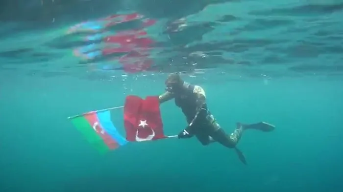 Türk ve Azerbaycan bayraklarıyla dalış yaptı