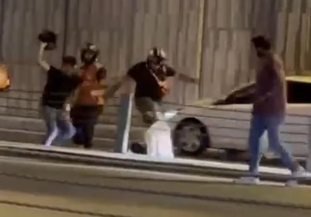 istanbul-sislide-tartistiklari-minibus-soforunu-motosiklet-kaskiyla-darbettiler-1756803663596.jpeg
