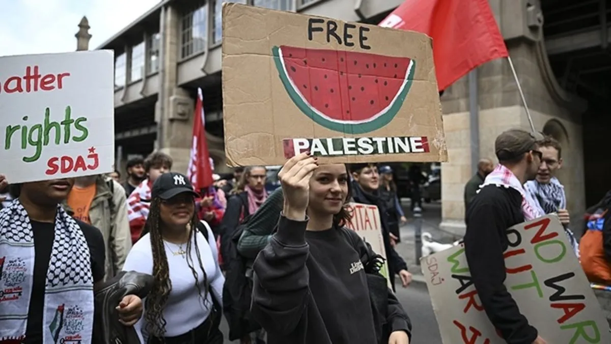 Almanya’da aktivistler İsrail’e silah satışını protesto etti Almanya’da aktivistler İsrail’e silah satışını protesto etti