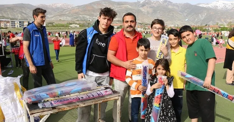 Erzincan’da uçurtma şenliğinde çocuklar doyasıya eğlendi