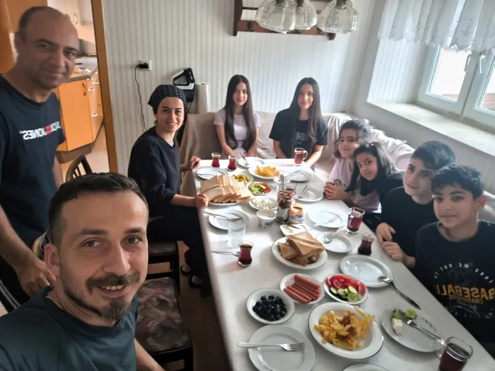 trabzon-almanya-hattinda-gonul-koprusu-koruyucu-aile-olduklari-4-kardesle-almanyada-bulustular-1791867499644.jpg
