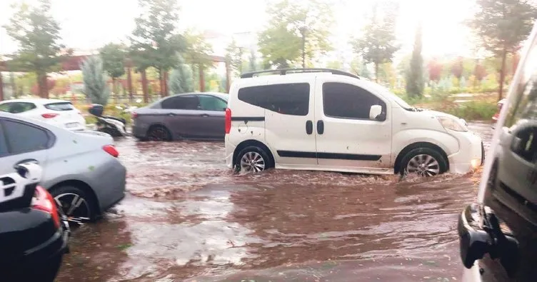 Sağanak ve fırtına Diyarbakır’ı vurdu