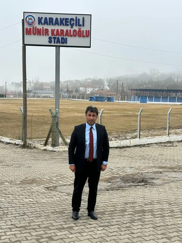 karakecilide-munir-karaloglu-spor-sahasi-yenilendi-eski-kaymakama-vefa-ornegi-1736789746692.jpg