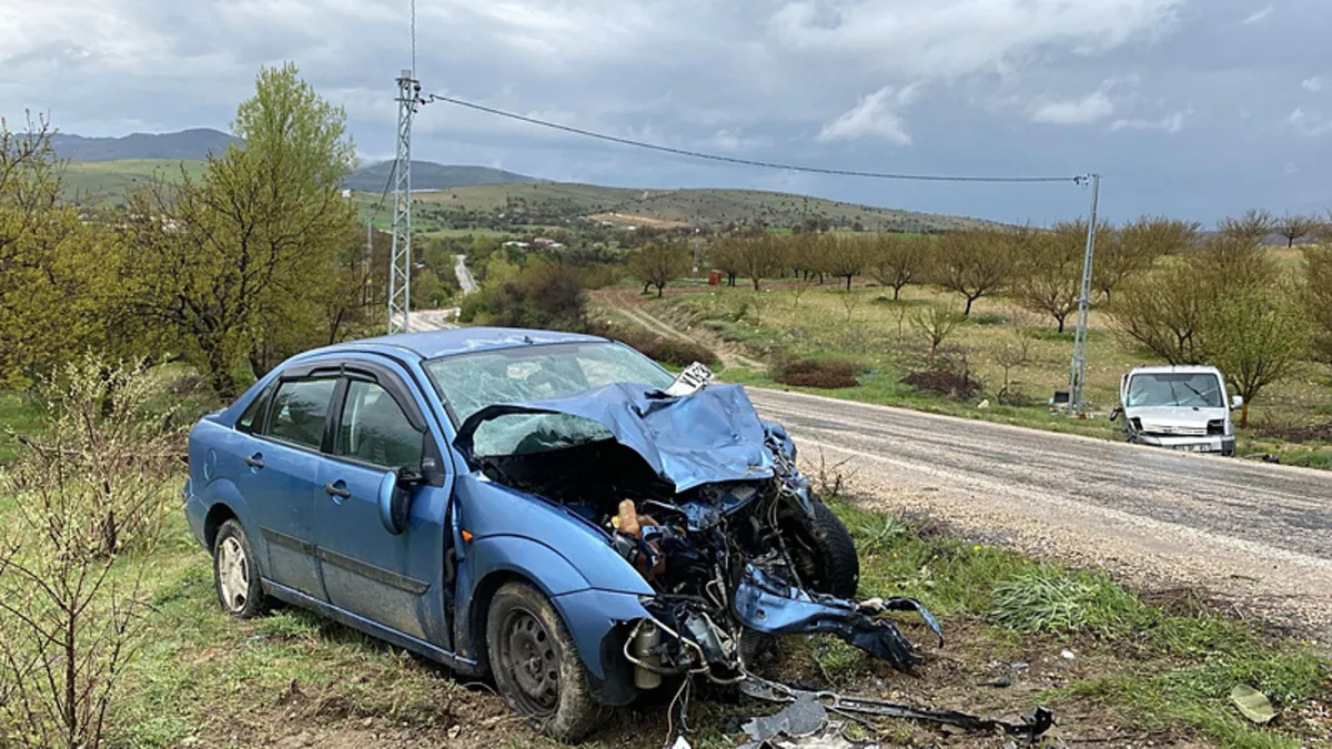 Elazığ’da feci kaza: 1 kişi öldü, 2 kişi yaralandı Elazığ’da feci kaza: 1 kişi öldü, 2 kişi yaralandı