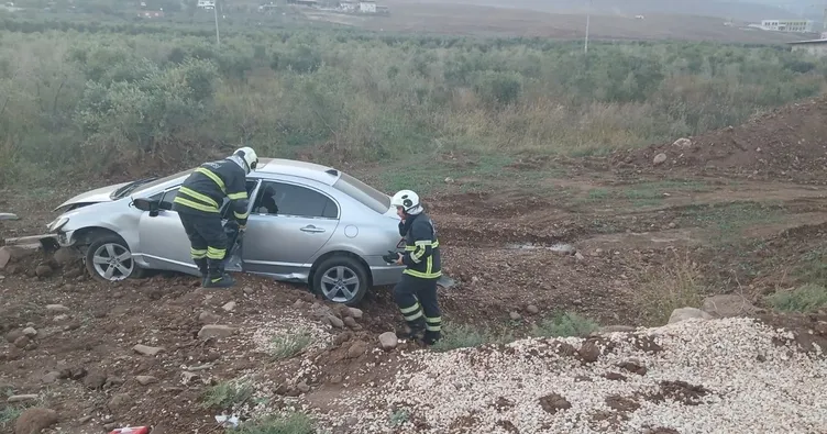 Otomobil zeytin bahçesine uçtu: Sürücüsü araçta sıkıştı!
