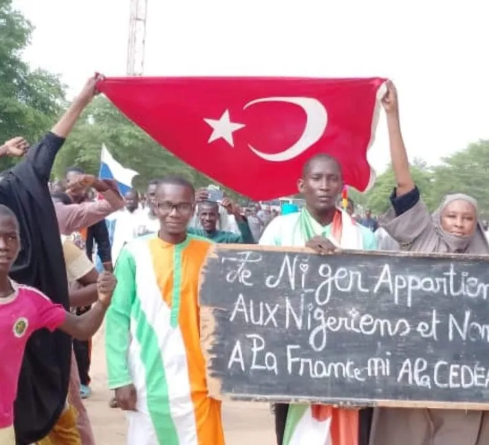 Nijer’de büyük hareketlilik devam ediyor: Sömürgeciliğe karşı Türk bayrağı açtılar!