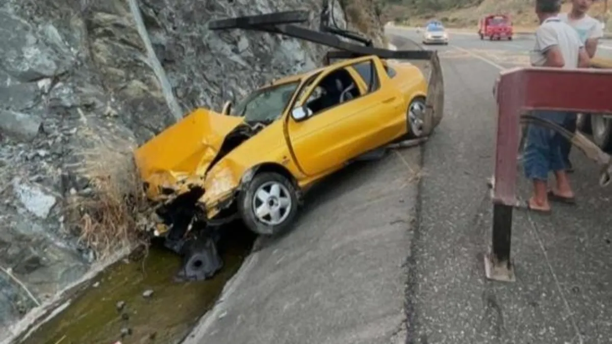 Muğla'nın Ortaca ilçesinde istinat duvarına çarpan hurdaya dönmüş otomobil