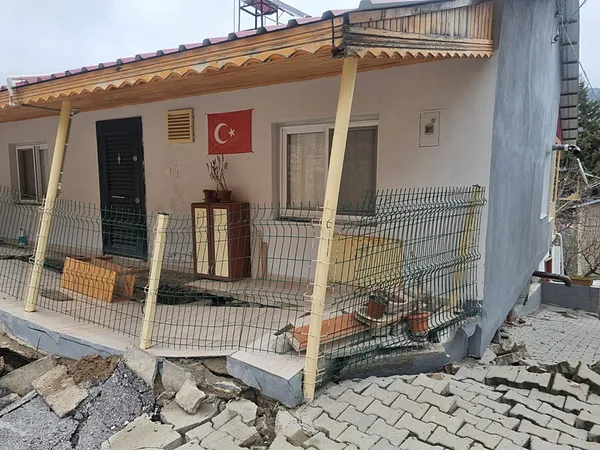 mersinde-heyelan-bazi-evler-zarar-gordu-olen-ya-da-yaralanan-olmadi-1774766799684.jpeg