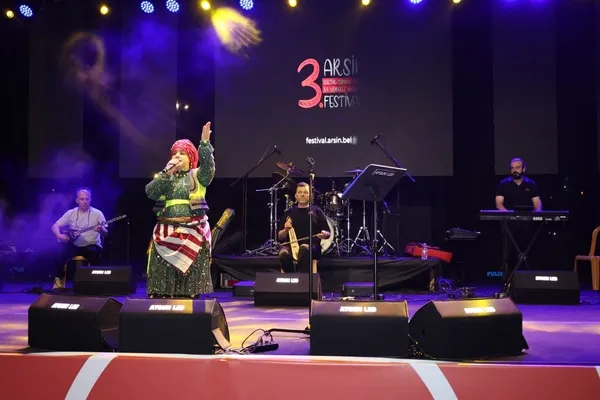 arsin-belediyesinin-duzenledigi-3-kultur-turizm-ve-sanat-festivaline-yogun-ilgi-1785083994291.jpg