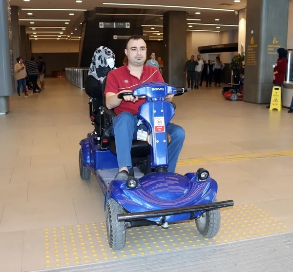 adana-sehir-hastanesinde-hastalar-elektrikli-araclarla-tasiniyor-1671611617303.jpg