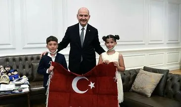 İçişleri Bakanı Soylu, Batman’da duvara asılı Türk bayrağını öpen çocukları ağırladı