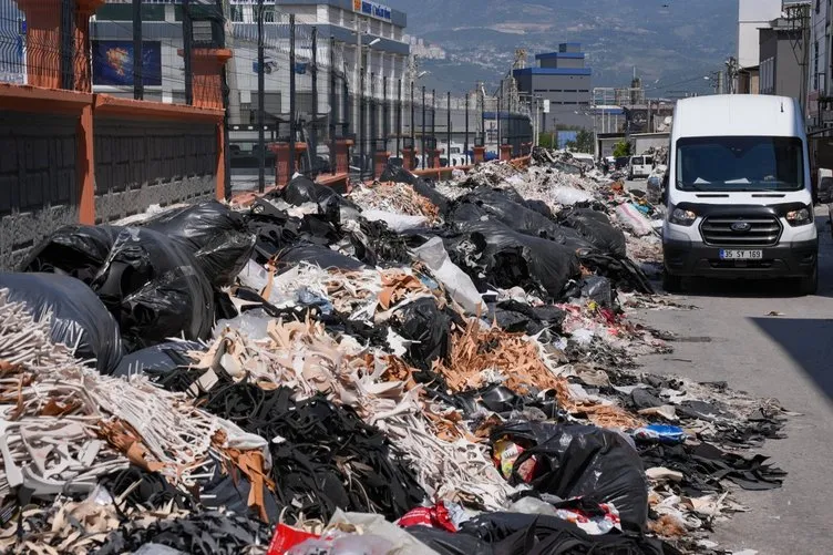 İzmir’de çöpü vatandaş para toplayıp kaldırttı! Belediyeden umudu kestiler