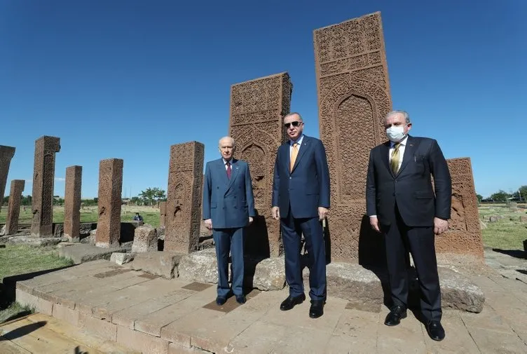 Başkan Erdoğan'dan Malazgirt Zaferi kutlamaları öncesi Ahlat Selçuklu Meydan Mezarlığı'na ziyaret