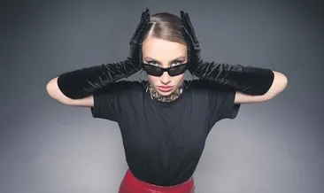 Yatağında klip çekti