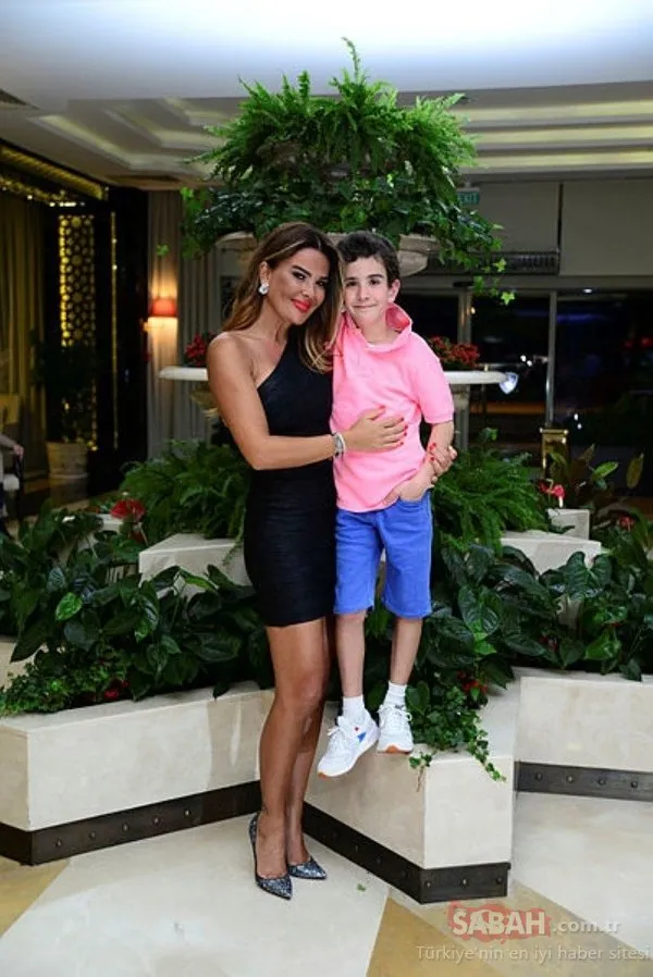 Tescilli güzel Azra Akın oğlu Demir'in ilk adımlarını paylaştı! Azra Akın ve oğlu Demir'in benzerlikleri dikkatlerden kaçmadı...