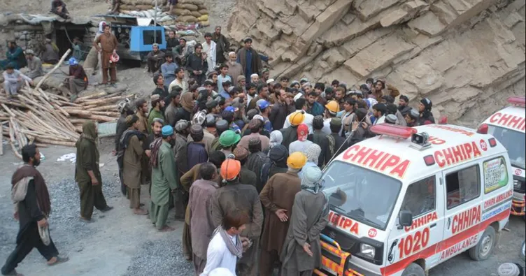 Pakistan’da mermer madeni yerle bir oldu: 9 işçi can verdi
