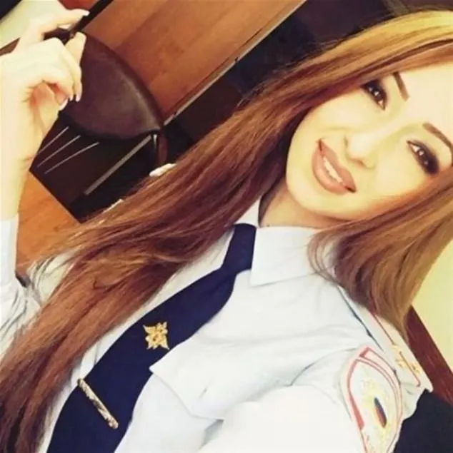 Sosyal medyada dolaşan kadın polis pozları Rusya’yı ikiye böldü!