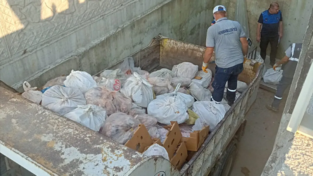 Sakarya’da ele geçirilen 5,5 ton etiketsiz et ürünü imha edildi Sakarya’da ele geçirilen 5,5 ton etiketsiz et ürünü imha edildi