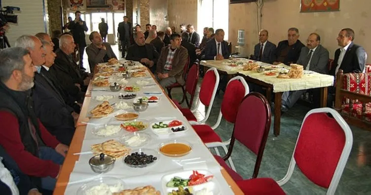 Bitlis Valisi esnafla kahvaltıda bir araya geldi