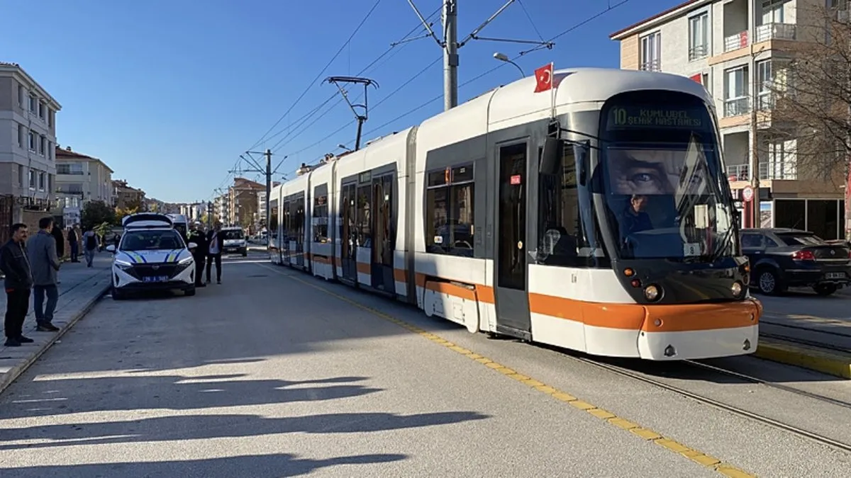 Açılan servis kapısının kapısına tramvay çarptı: 3 yaralı! Açılan servis kapısının kapısına tramvay çarptı: 3 yaralı!