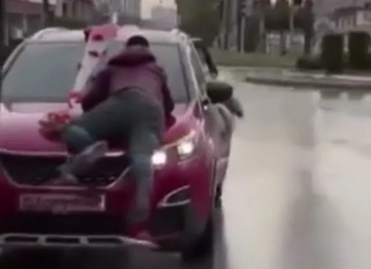 Düğün arabasının üzerine atladı: Damattan dayak yedi!