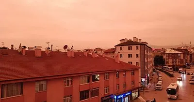 Gökyüzü kırmızıya büründü! Araçlar önce toz, ardından çamurla kaplandı
