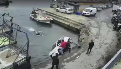 son-dakika-istanbul-sariyerde-otomobil-denize-uctu-surucuyu-kurtarmak-icin-zamanla-yaristilar-1769861501729.jpg