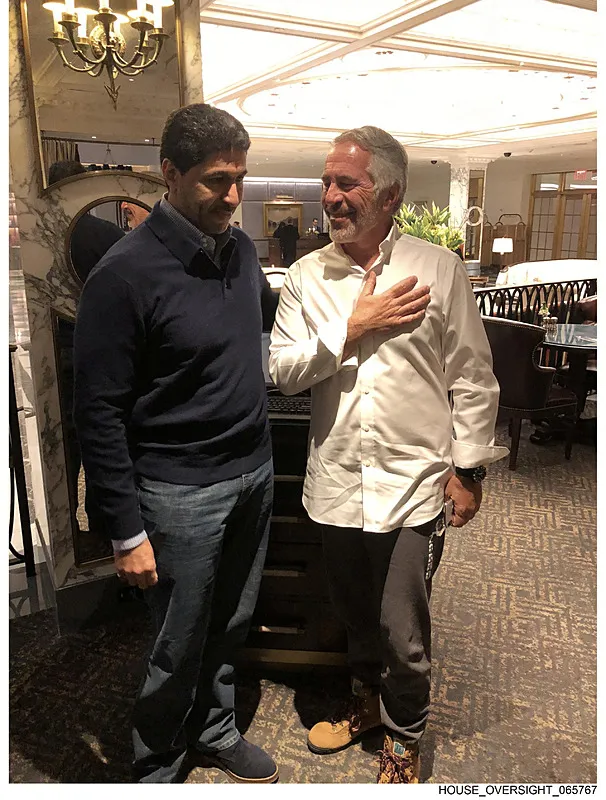 epsteinin-istismar-adasindan-yeni-goruntuler-bill-gateste-poz-vermis-1766093931667.jpeg Epstein'in istismar adasından yeni görüntüler! Bill Gates de poz vermiş