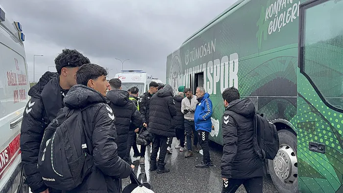 son-dakika-konyaspor-u-19un-takim-otobusu-tira-carpti-3-yarali-1769778929383.jpg