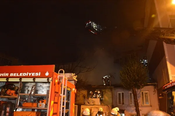 fatihte-iki-katli-gecekonduda-yangin-1639424504735.jpeg