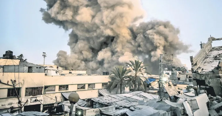 Gazze’de camiyi bombaladılar