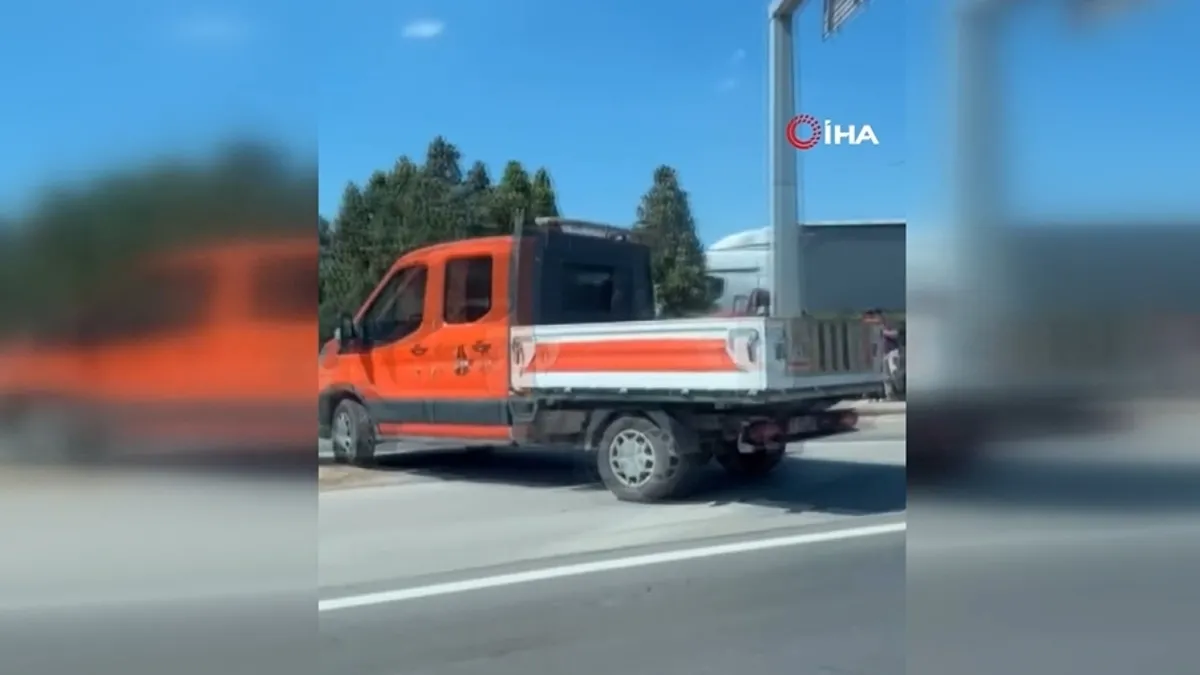 Panelvan yol tabelasına çarptı: 1 ölü, 2 yaralı Panelvan yol tabelasına çarptı: 1 ölü, 2 yaralı