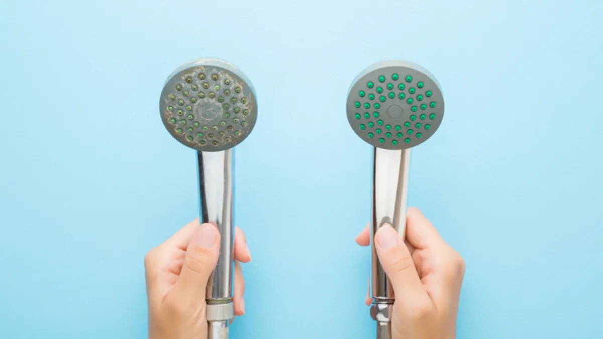 Duş başlığındaki kireçten dakikalar içinde kurtulun! İlk günkü gibi parlayacak