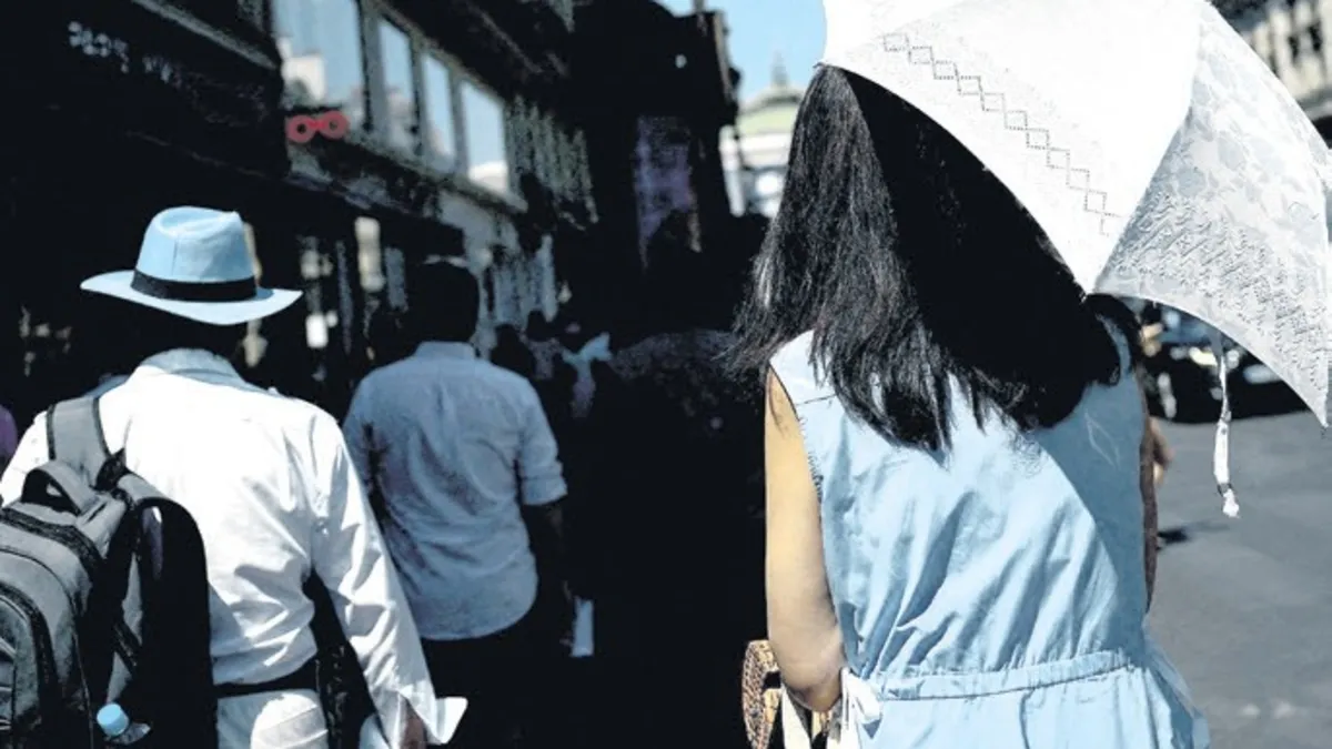 Avrupa'da sıcak hava dalgası nedeniyle İngiltere'de bir kişinin pijamaları dondurucudan çıkardığı an.
