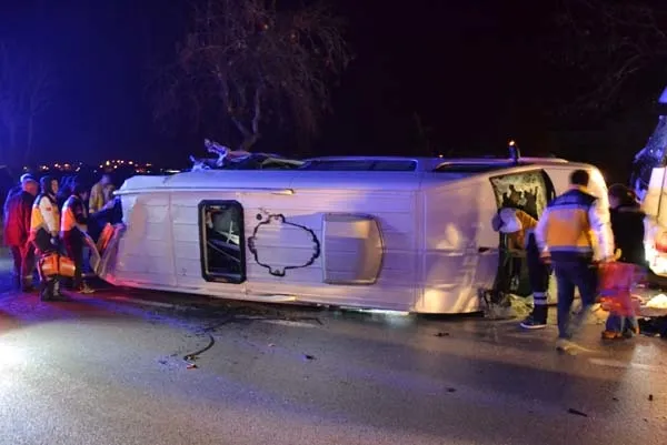 Çanakkale'de işçi servisi TIR ile çarpıştı!